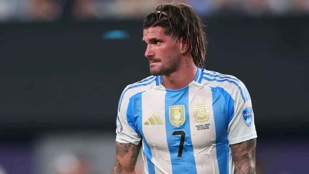 Apesar de estar no radar, Rodrigo De Paul ainda não recebeu nenhuma proposta formal do Flamengo. A diretoria reconhece o talento do argentino, mas considera o investimento elevado e o cenário atual desfavorável para a negociação.